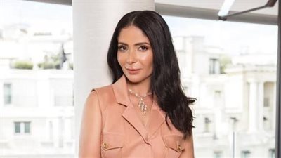 بعد إصابة يدها.. منى زكي توجه رسالة إلى طبيبها