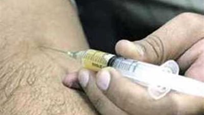 تفاصيل القبض على شاب يتعاطى مخدر الهيروين بالطريق العام فى قصر النيل