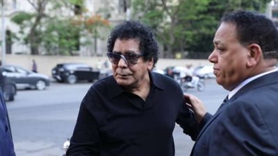 انهيار محمد منير في عزاء الكاتب الصحفي محمود بكري (صور)