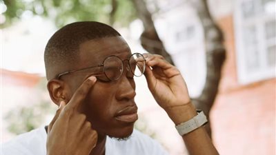 ما الرابط بين موسم الربيع والتهابات العين وحمى القش؟