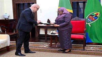 وزير الإسكان يسلم رسالة من الرئيس السيسي لرئيسة تنزانيا