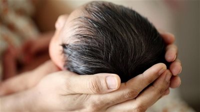 العثور على طفلة ملقاة داخل صندوق قمامة في العياط