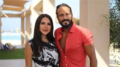 وصلة غزل من يوسف الشريف لزوجته في عيد زواجهما (صور)