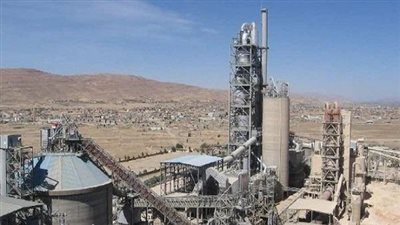 اليمن.. شقيق قيادي حوثي يستولي على 7000 لبنة من أراضي مصنع أسمنت عمران