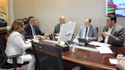 وزير التنمية المحلية يتابع مع محافظ دمياط معدلات توريد القمح وإزالة التعديات