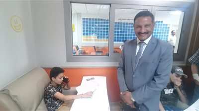 مدير تعليم الجيزة يزور طلاب الشهادة الإعدادية الذين يؤدون امتحاناتهم بالمستشفى 57357 