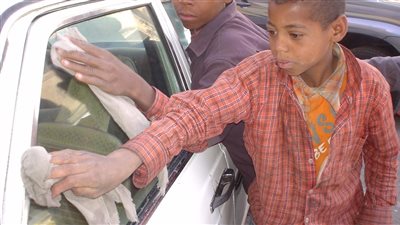 المتسولون يملؤون صنعاء وزكاة الحوثي وعود جوفاء