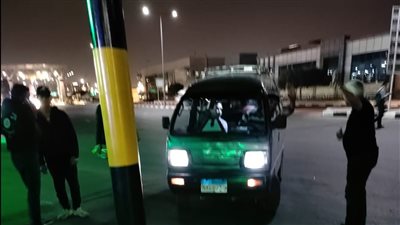بالصور.. غياب الرقابة بمطار القاهرة الدولي سيارات سوزوكي ملاكي تحمل ركاب بالأجرة
