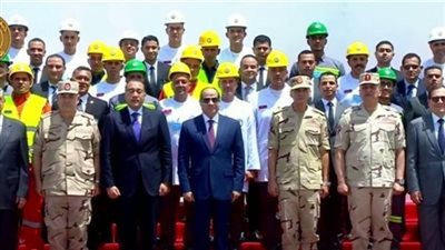 الرئيس السيسي يلتقط صورة تذكارية بمجمع الكوارتز في العين السخنة