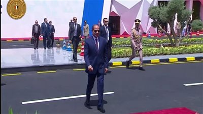 الرئيس السيسى يجرى جولة تفقدية بمجمع مصانع الكواترز بالعين السخنة