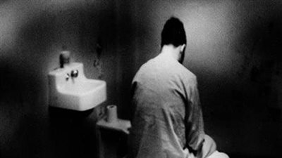 يشرب المياه على الجثث.. الطب النفسي يكشف مصير قاتل والدته وشقيقه بالجيزة