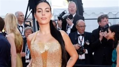 إطلالة مثيرة للنجمة جورجينا رودريجيز في مهرجان كان بتوقيع تونسي