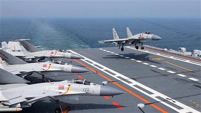 سفينتان صينيتان وحاملة طائرات تعبر مضيق تايوان