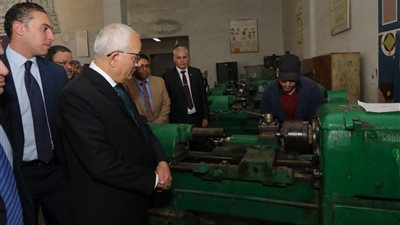 وزير التربية والتعليم يتفقد الامتحانات العملية والمعملية والتقييم النهائى للدبلومات الفنية 