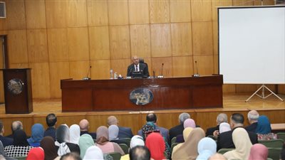 وزير النقل يجتمع بالعاملين في الشركة المصرية لأعمال النقل البحري 