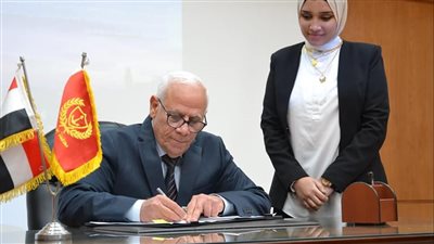 محافظ بورسعيد يوقع بروتوكول الانضمام للشبكة العالمية لمدن التعلم باليونسكو