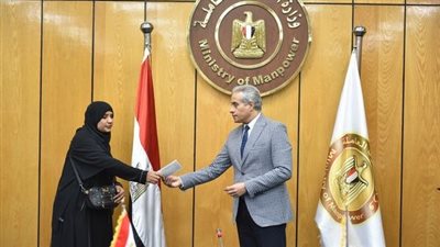 وزير القوى العاملة يُسلم تعويضات جديدة لأسر العمالة غير المنتظمة المتوفيين