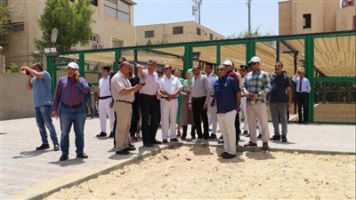 بالصور.. نقل اللاجئين الأفارقة المتواجدين امام ووسط العمائر المقابلة للمفوضيه بالحي السابع