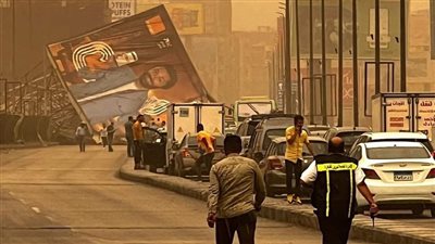 القصة الكاملة لسقوط لوحة إعلانات ضخمة أعلى كوبري أكتوبر بسبب الرياح