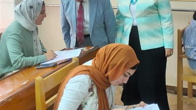 نائب رئيس جامعة الزقازيق لشئون التعليم بتفقد سير أعمال الامتحانات بكلية الصيدلة