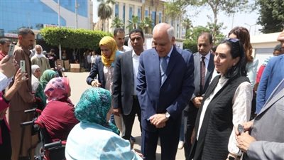 محافظ الجيزة يسلم 18 موتوسيكل و39 كرسيا كهربائيا لذوي الهمم