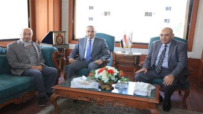 تفاصيل لقاء محافظ سوهاج بوفد وزارة النقل بشأن شبكة القطار الكهربائي السريع