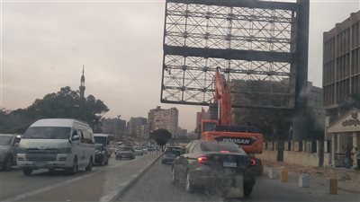 بعد تسببها في إصابة وقتل مواطنين.. أستاذ طرق يكشف المسئول عن سقوط اللافتات الإعلانية 