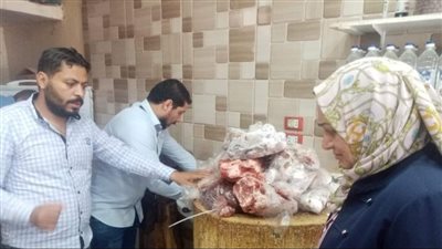 إعدام منتجات غذائية فاسدة في الدقهلية 