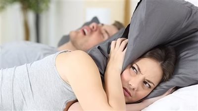 خبير في النوم يجيب عن السؤال.. كيف يكون الشخير بداية لعلاقة مثيرة؟