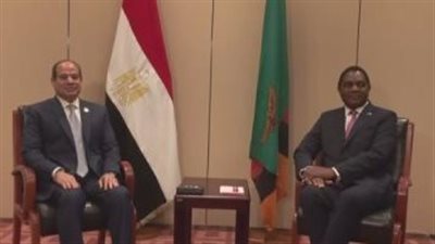 رئيس زامبيا يستقبل الرئيس السيسي عقب وصوله مقر انعقاد قمة 