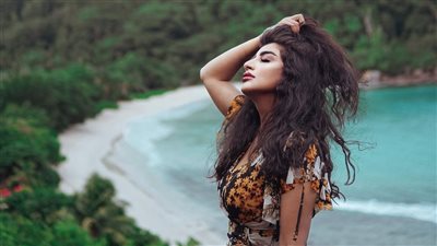 فنانة خليجية شهيرة تكشف عن عمرها الحقيقي (فيديو)