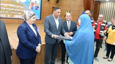 محافظ الدقهلية يسلم تذاكر وتأشيرات الحج ويوجه بتذليل العقبات