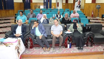 أيمن موسى يتابع غرفة عمليات التعليم الفنى للمواد العملية والمعملية