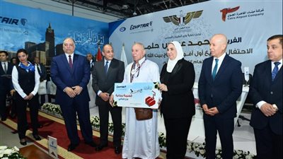 بالصور.. وزيرا الطيران والتضامن يودعان أول أفواج حجاج مصر للطيران 
