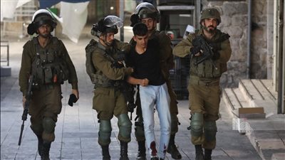 الاحتلال الاسرائيلي يعتقل 15 فلسطينيا من الضفة الغربية بينهم أطفال