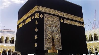 شئون الحرمين ترفع الجزء السفلي من كسوة الكعبة للحفاظ على نظافتها وسلامتها