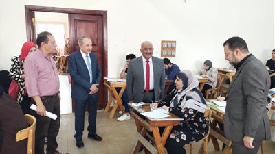 نائب رئيس جامعة الزقازيق يتفقد أعمال الامتحانات بكلية الحقوق