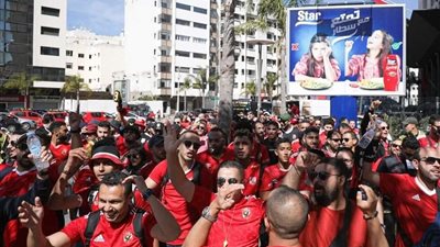 جماهير الأهلي تحتشد أمام فندق الإقامة قبل لقاء الوداد 