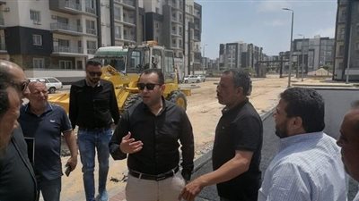 رئيس جهاز دمياط الجديدة يتفقد أعمال رصف الطرق وتنسيق الموقع بمشروع جنة 