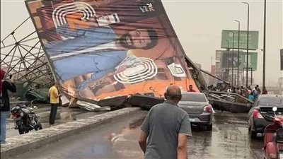 اللافتات الإعلانية على الطرق والكبارى خطر يهدد حياة المصريين