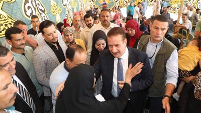 محافظ المنوفية يسلم مساعدات مالية لـ100 حالة إنسانية من الأسر الأولي بالرعاية