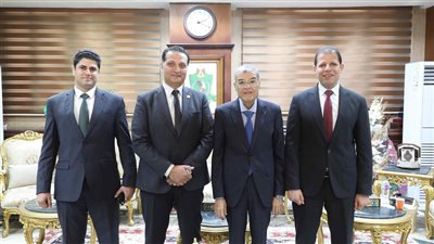 محافظ المنيا يكرم رئيس هيئة الرقابة الإدارية بالمنيا لانتهاء فترة عمله