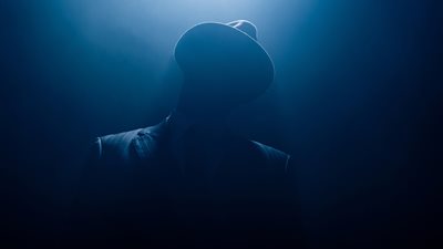 من هو رجل القبعة؟ بطل الكوابيس المزعجة!