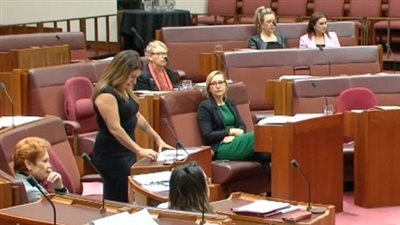 جلسة ساخنة داخل مجلس الشيوخ الأسترالي بعد اتهام سيناتور بالاعتداء الجنسي على زميلته