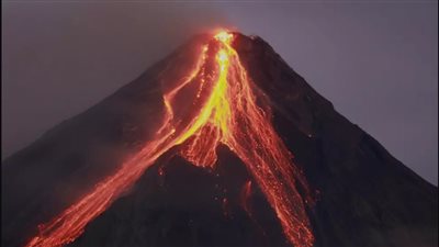 بركان مايون الفلبيني يعود للثوران من جديد.. وإخلاء 20000 مبنى 