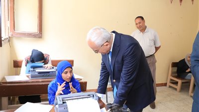 وزير التعليم يتفقد سير امتحان اللغة العربية للثانوية العامة بمدرسة النور للمكفوفين