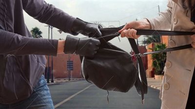 تفاصيل سرقة طالبة جامعية بالطريق العام في بولاق أبو العلا