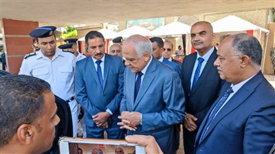 محافظ الجيزة يطالب أولياء الأمور بعدم التكدس أمام لجان الثانوية العامة 