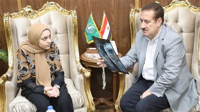 محافظ المنوفية يلتقى الطالبة «حنين» مريضة العمود البقري ويتخذ إجراءات عاجلة 