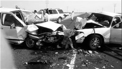 وفاة سائق وإصابة 3 آخرين في حادث تصادم بالطريق الأوسطي 